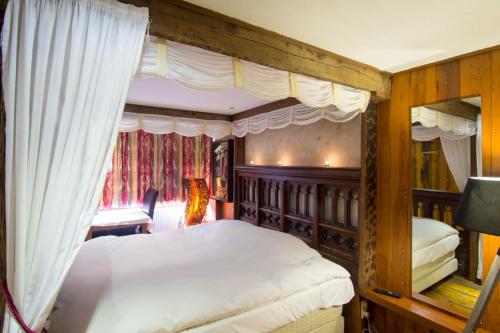 A bed or beds in a room at Hotel De Stokerij