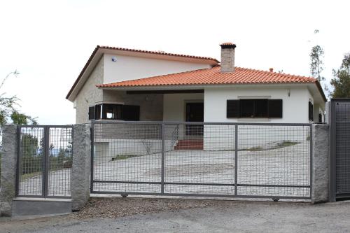 Το κτήριο όπου στεγάζεται  η παραθεριστική κατοικία