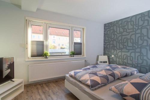 um quarto com uma cama e uma televisão de ecrã plano em Ferienhaus Am Bürgerpark Wernigerode am Harz em Wernigerode