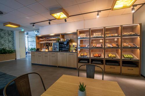 
A restaurant or other place to eat at Arthotel ANA Munich Airport
