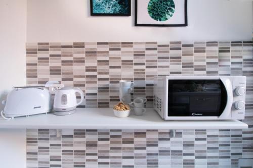 Příslušenství pro přípravu čaje a kávy v ubytování Bellavista Apartment