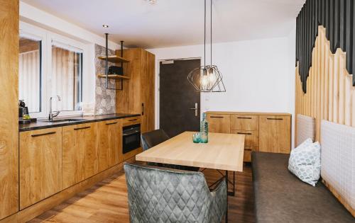 Una cocina o zona de cocina en Elements Resort Zell am See BW Signature Collection