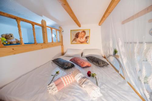Un pat sau paturi într-o cameră la Manolis Studio