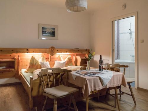 Una cama o camas en una habitación de Gasthof - Pension Ödsteinblick