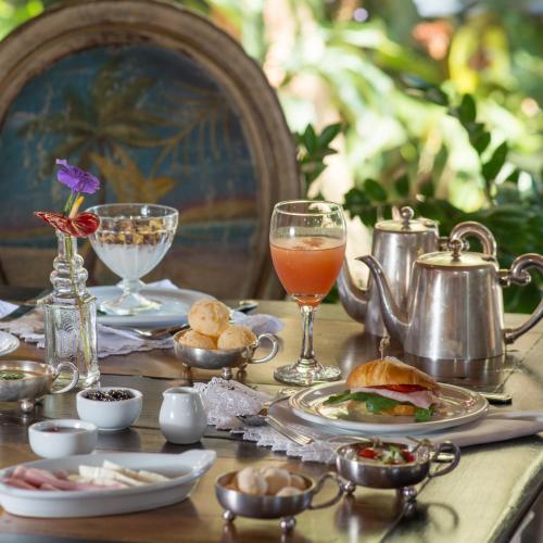 Una mesa cubierta con platos de comida y bebidas. en Pedra da Laguna Boutique Hotel SPA, en Búzios