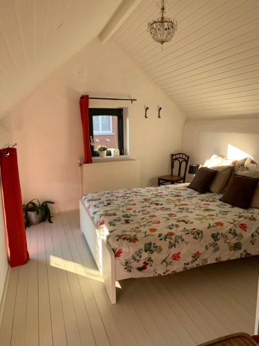 Vakantiehuis Haspengouw - Pastorij Mettekoven tesisinde bir odada yatak veya yataklar