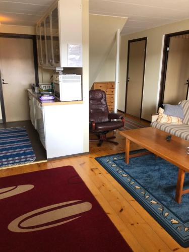 een woonkamer met een salontafel en een bank bij Funäs Fjäll Lägenhet in Funäsdalen