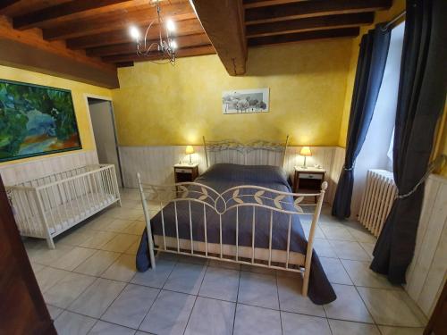 מיטה או מיטות בחדר ב-le coq du morvan