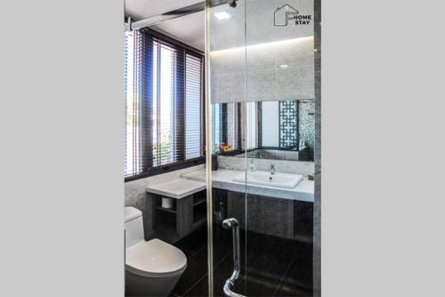 Et badeværelse på F.Home Modern & Art 3BR Near My Khe Beach