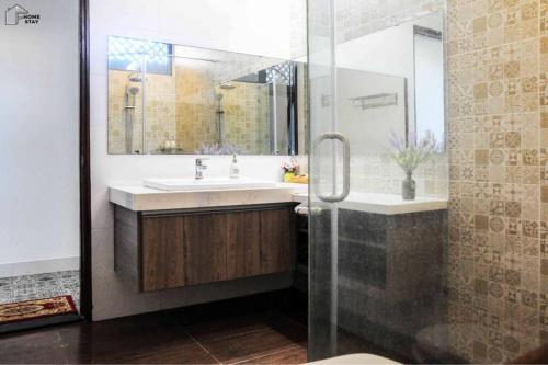 Ένα μπάνιο στο F.Home Modern & Art 3BR Near My Khe Beach
