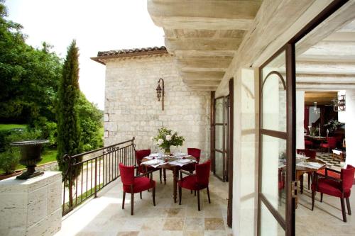 a patio with a table and chairs on a balcony at Domaine de Saint-Géry - Teritoria in Lascabanes