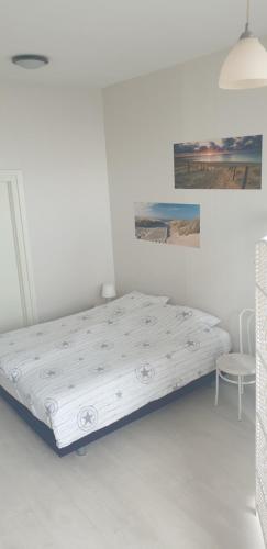 フリシンゲンにあるStudio Zeezichtの白い部屋(ベッド1台、椅子付)