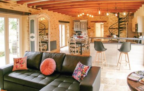 un salon avec un canapé et une cuisine dans l'établissement La Vigne de Roger, à Fleurac