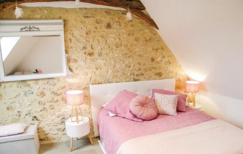 FleuracにあるLa Vigne de Rogerのベッドルーム1室(ピンクの枕と鏡付きのベッド1台付)