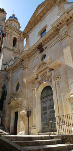 a large stone building with a large door at Bed and Breakfast Terra del Sole Ibla in Ragusa