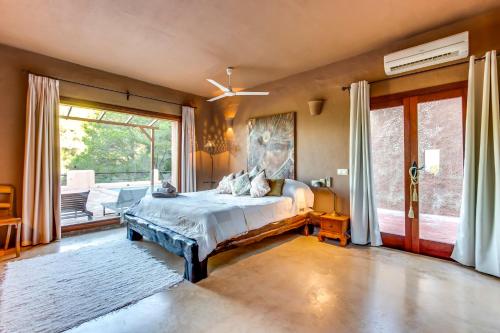 een slaapkamer met een bed en een groot raam bij Casa Blanca in Sant Miquel de Balansat