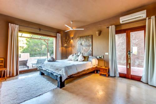 Un dormitorio con una cama y una ventana grande. en Casa Blanca, en Sant Miquel de Balansat