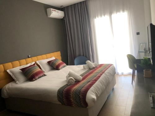 Un dormitorio con una cama grande con almohadas. en Metropolitan Complex Suite Faliro en Piraeus