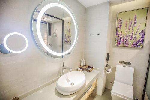 Lavande Hotel Zhumadian High Speed ​​Railway Station tesisinde bir banyo