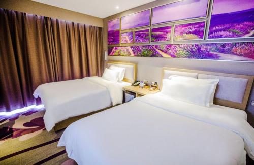 Tempat tidur dalam kamar di Lavande Hotel Zhumadian High Speed ​​Railway Station