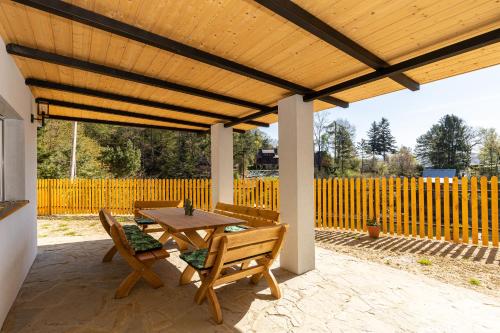 Μπαλκόνι ή βεράντα στο Domek Rożnów