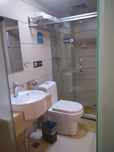 a bathroom with a toilet and a sink at 7Days Inn Changsha Yinpenling ridge AUX Plaza in Changsha