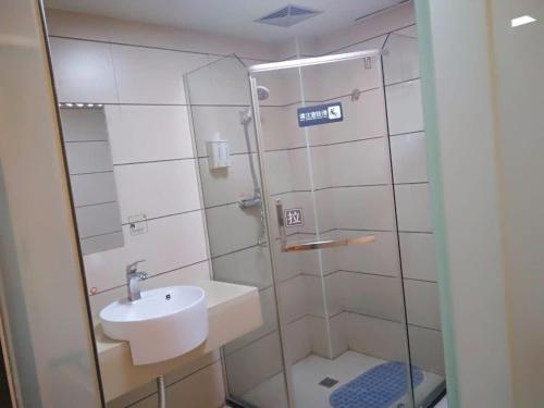 7Days Inn Changsha Yinpenling ridge AUX Plaza tesisinde bir banyo
