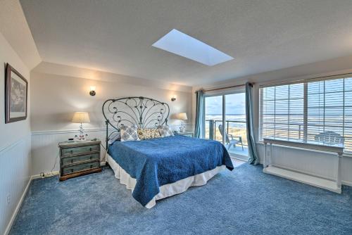 Säng eller sängar i ett rum på Eagles View Condo in Ocean Shores with 3 Balconies