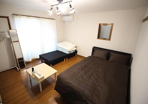 um quarto com uma cama e uma mesa em Kyoto - Apartment / Vacation STAY 7424 em Quioto