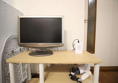 um monitor de computador sentado em cima de uma mesa em Kyoto - Apartment / Vacation STAY 7424 em Quioto