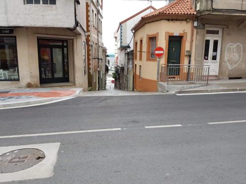 an empty city street with a stop sign on the street at Apatamento as xenetas in Marín