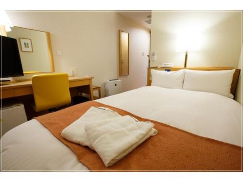 福岡市にあるHakata Floral Inn Nakasu / Vacation STAY 80210のホテルルーム ベッド1台&タオル付