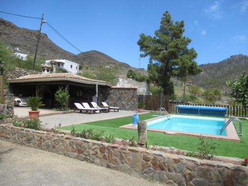una casa con piscina en un patio en Vivelorural casa en Valle de Chira con piscina, en San Bartolomé