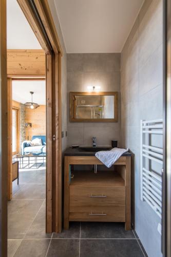 une petite cuisine avec un évier et un comptoir dans l'établissement Appartement moderne et chaleureux sur les pistes, à La Toussuire