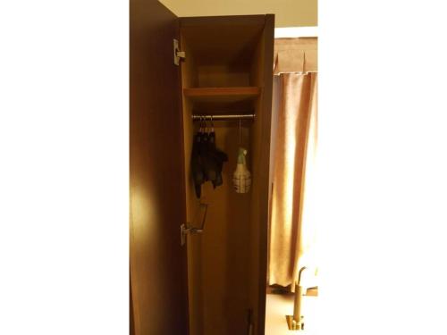 eine Tür zu einem Bad mit einem Duschvorhang in der Unterkunft Hotel Ascent Hamamatsu / Vacation STAY 79771 in Hamamatsu