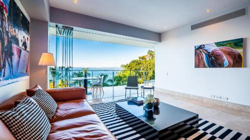 Uma área de estar em Paramount Bay - 308 Peaceful Luxury View 2 BR