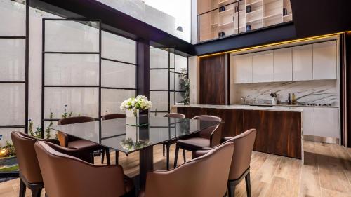 Kuchyň nebo kuchyňský kout v ubytování PIER 57 - 108 Luxurious Loft in Romantic Zone