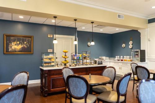 a room with a table and chairs and a counter at The Mount Vernon Grand Hotel in Mount Vernon