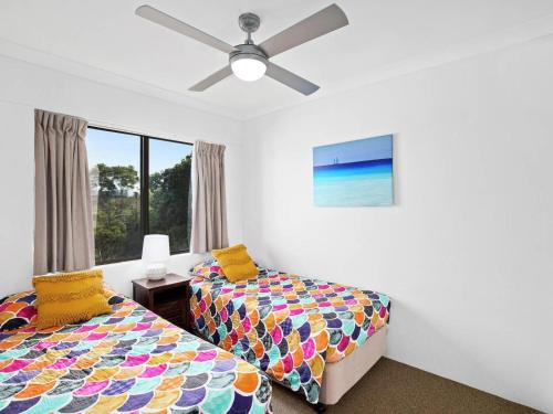Tempat tidur dalam kamar di Sandcastles Holiday Apartments