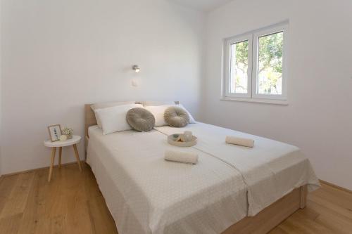 Villa Emanuela with heated private pool, BBQ