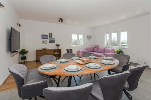 Villa Emanuela with heated private pool, BBQ