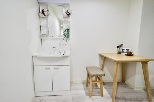 名古屋市にあるGuest House Re-worth Joshin1 2Fのバスルーム(シンク、テーブル付)