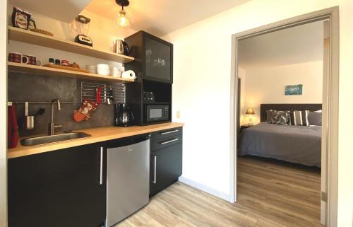 Dapur atau dapur kecil di Apartment at Floras Lake Getaway