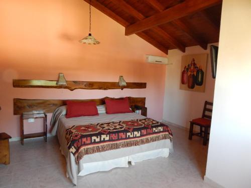 Säng eller sängar i ett rum på Raices del Carolino - Suites de Altagracia