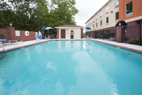 Bazén v ubytování Holiday Inn Express Minden, an IHG Hotel nebo v jeho okolí