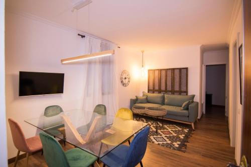 un salon avec une table en verre et des chaises dans l'établissement Bajo Izq, à Tolède