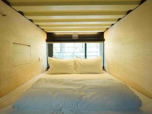Кровать или кровати в номере KongHeng Capsule By DreamScape 
