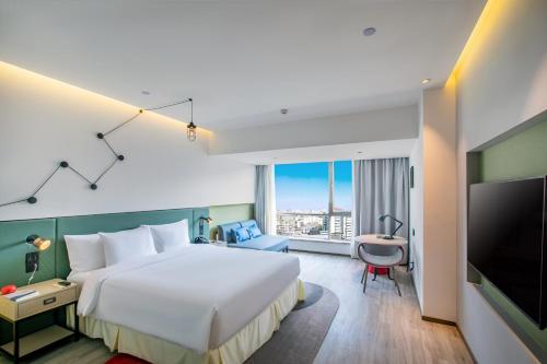 Ein Bett oder Betten in einem Zimmer der Unterkunft Jinmao Hotel Xi'an Downtown ( Bell & Drum Tower)