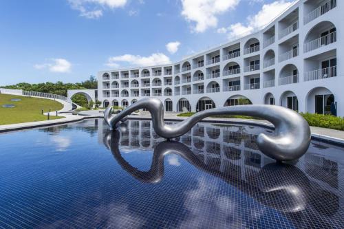 淡水區的住宿－淡水將捷金鬱金香酒店，一个在游泳池里有两个金属天鹅的酒店