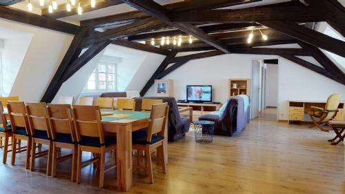 Un comedor con mesa y sillas en Aux Bijoux de Colmar - Le Saphir - 1 PARKING GRATUIT, en Colmar